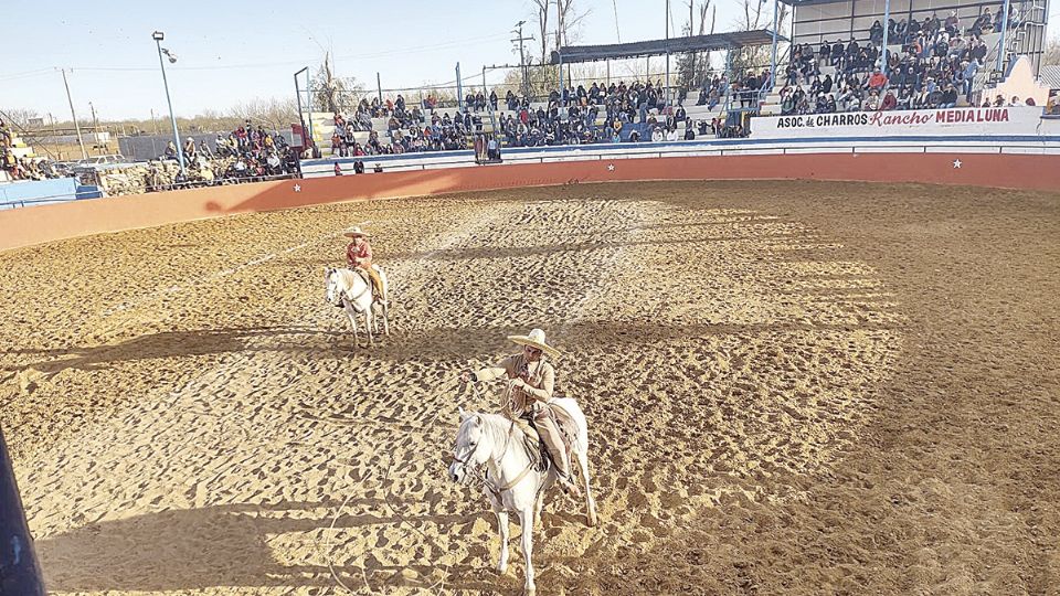 Los jinetes hicieron gala de su habilidad en cada una de las suertes que ejecutaron en el ruedo del Lienzo Charro Rancho Media Luna