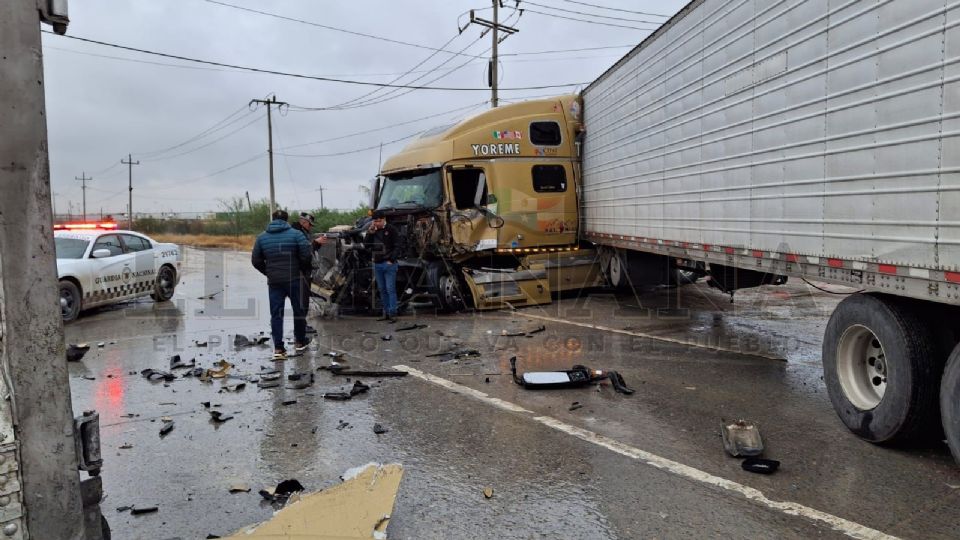 El tráiler de Rigo quedó destruido de la parte frontal.