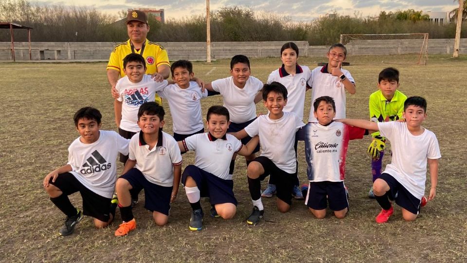 Los jugadores del Colegio America están listos para entrar a la cancha