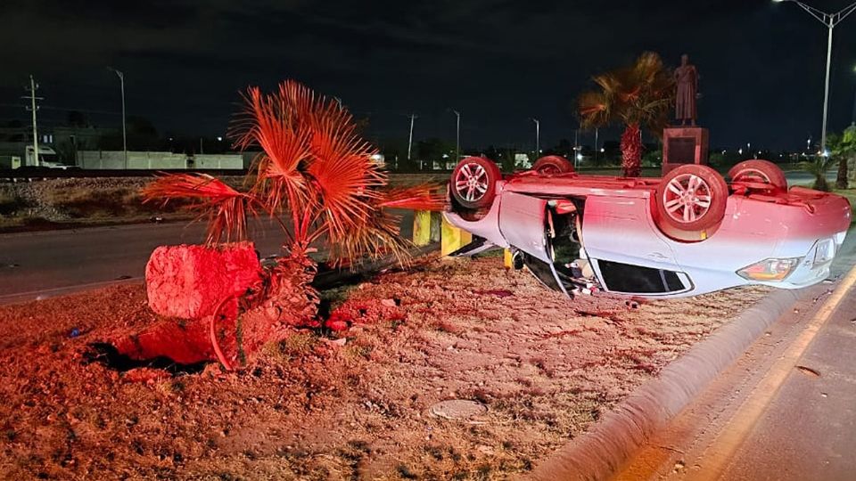 El carro quedó totalmente volteado.