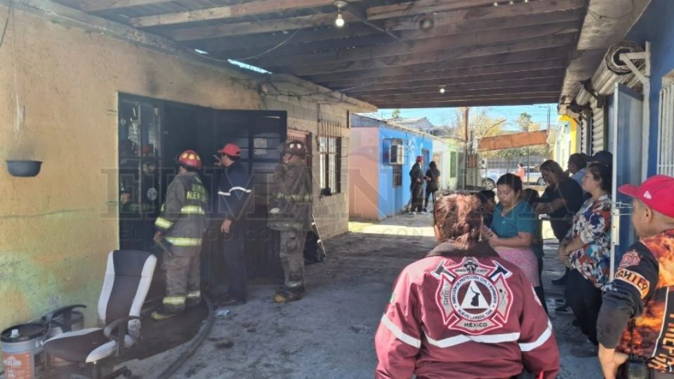 Dos cuerpos de bomberos tuvieron que actuar para sofocar las intensas llamas de este departamento, el cual quedó completamente calcinada