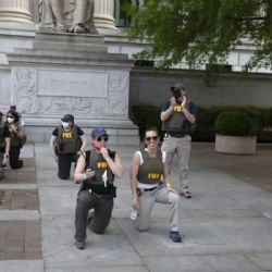12 agentes del FBI fueron despedidos por arrodillarse en unas protestas; piden recuperar sus trabajos