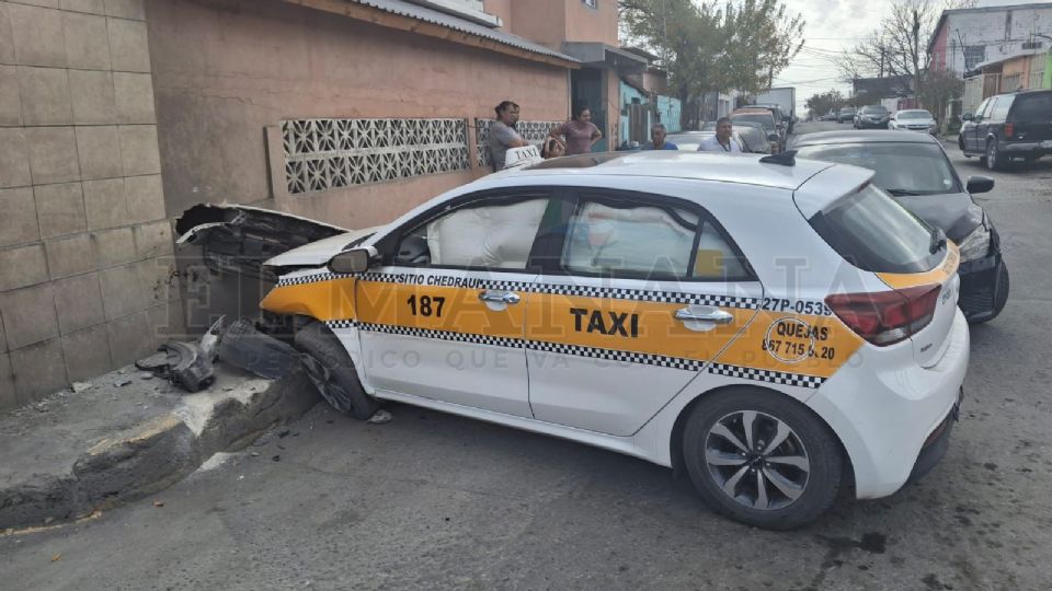 La pericia del taxista evitó un percance mayor con una mujer, quien conducía con una menor en el asiento del copiloto