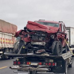 Fatal choque en carretera Victoria-Zaragoza; camioneta invade carril y choca de frente contra camión