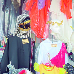 Sube venta de trajes y disfraces en Nuevo Laredo; festivales de primavera y desfiles, el motivo