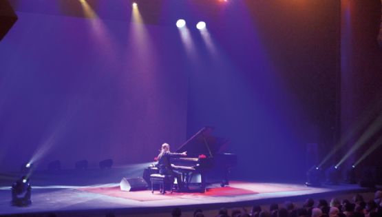 Raúl Di Blasio conquista el corazón de los neolaredeses en su concierto en la frontera