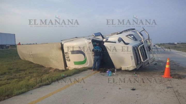 Trailero sobrevive milagrosamente tras volcarse en la Autopista Monterrey-Nuevo Laredo; se quedó dormido