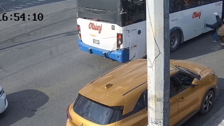 Motociclista embiste a pasajero que bajaba del camión; quedó tendido sobre el pavimento | VIDEO