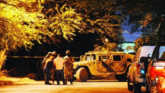 Pasa días muerto afuera de su casa