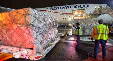 México recibe 68,400 batas quirúrgicas de China para combatir al COVID-19