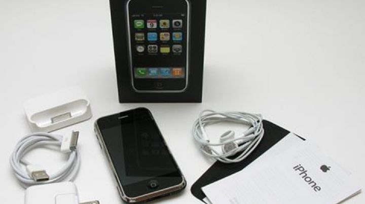 Mujer vende iPhone guardado 16 años por... ¡más de un millón de pesos!
