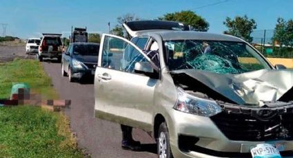 Se orilla en la carretera para orinar; se atraviesa sin precaución y muere atropellado