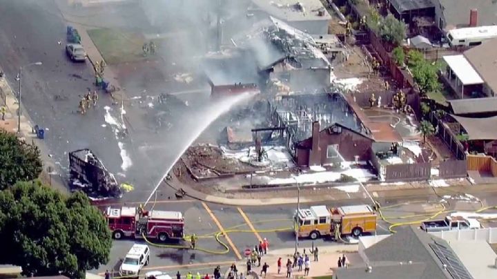 Cae avioneta sobre un barrio residencial y aplasta dos casas