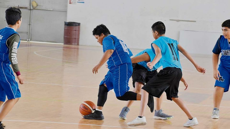 Niños y jóvenes están invitados a formar parte de la escuela “Prof. Rafael Elizondo” donde desarrollarán habilidades en el basquetbol.