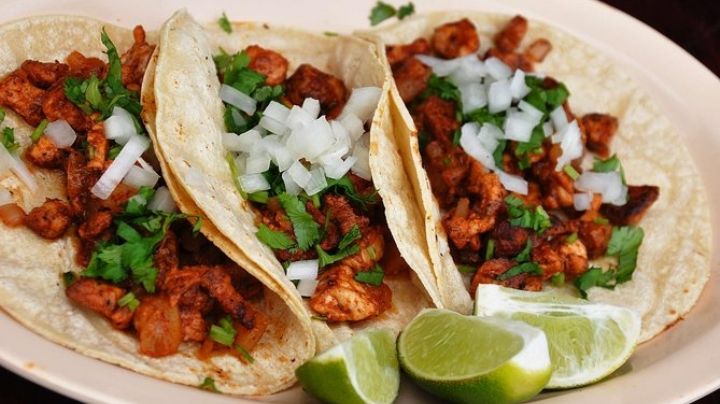 Policía va a cenar taquitos y le roban su arma