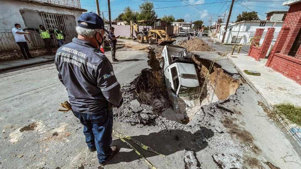 Camioneta de Protección Civil cayó en el enorme pozo.