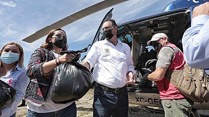 Gobernador de Querétaro reparte despensas en helicóptero: "es una burla", reclaman