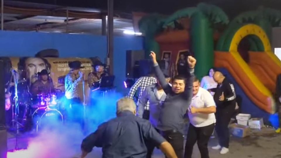 En el video podemos ver a varias personas en una pista bailando al ritmo de la cumbia de El Juego del Calamar