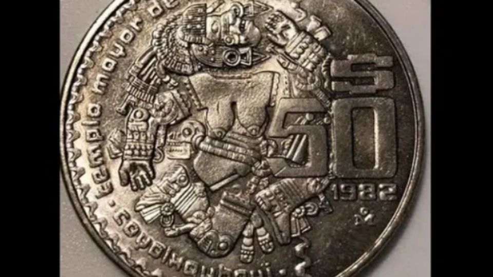 Es de plata y es de 1982, tiene la imagen de la diosa azteca Coyolxauhqui.