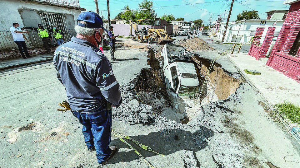 El mal trabajo provocó que una patrulla de Protección Civil fuera tragada por un socavón.