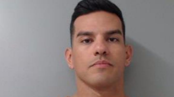 Policía de Laredo intenta estrangular a pareja; lo detienen