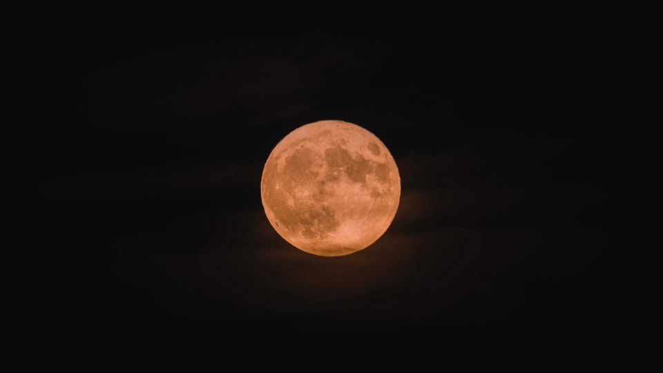 Esta luna llena se verá más grande y de tonos rojizos