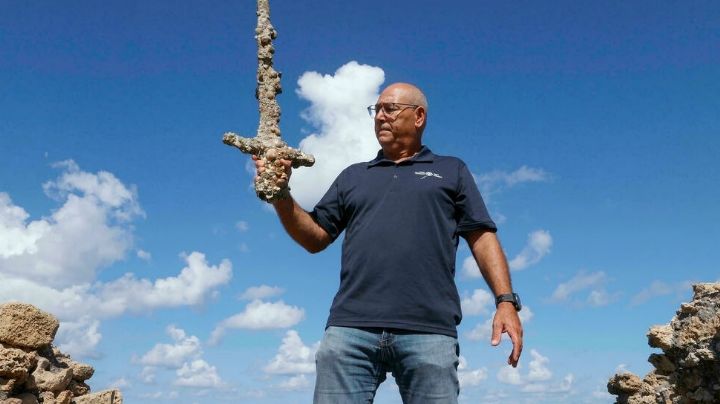 Impresionante tesoro: Buzo encuentra una espada antigua de 900 años