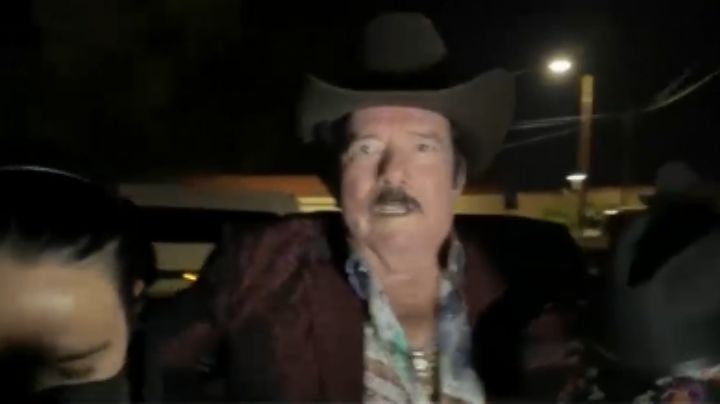 Fans regalan hasta ropa interior a Lalo Mora en Piedras Negras