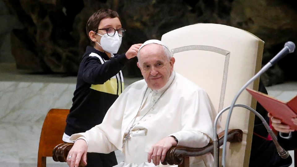 En más de una ocasión el pequeño señaló el solideo, nombre con el que se conoce el casquete blanco encima de la cabeza del papa