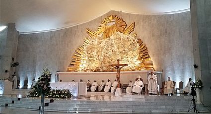 Oficia el Monseñor Andrés Luis García Jasso una misa cantada en la Catedral de Nuevo Laredo