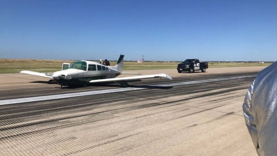 Una pequeña avioneta aterrizó de “de panza” este mediodía en el aeropuerto de Laredo, sin mayor incidente, el solitario ocupante resultó ileso.