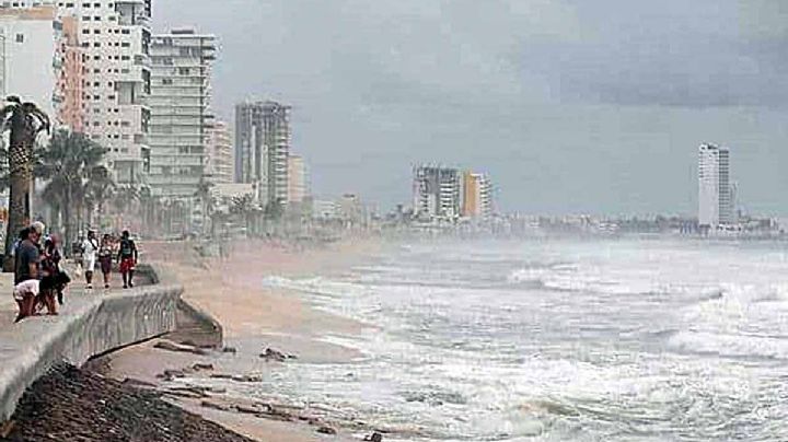 Una larga noche de tormentas antecede la llegada del Huracán Rick a Michoacán