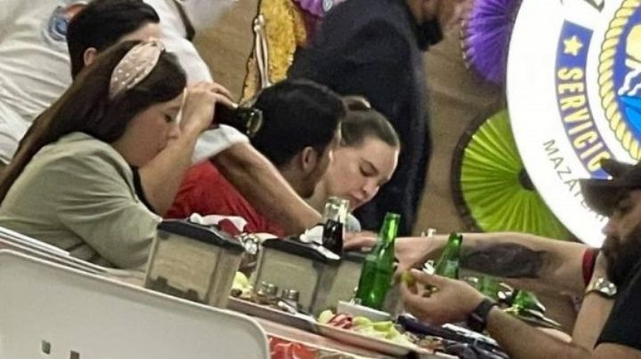 Captan a Christian Nodal y Belinda comiendo tacos callejeros