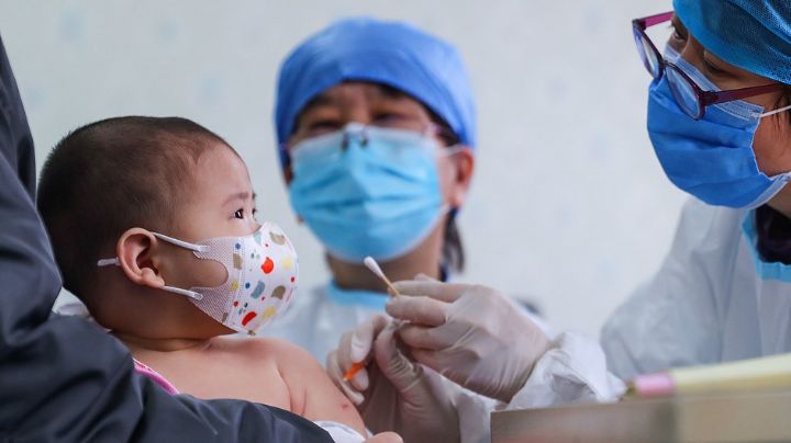 China comienza a vacunar a niños de 3 años; 76 % de su población ya está vacunada.