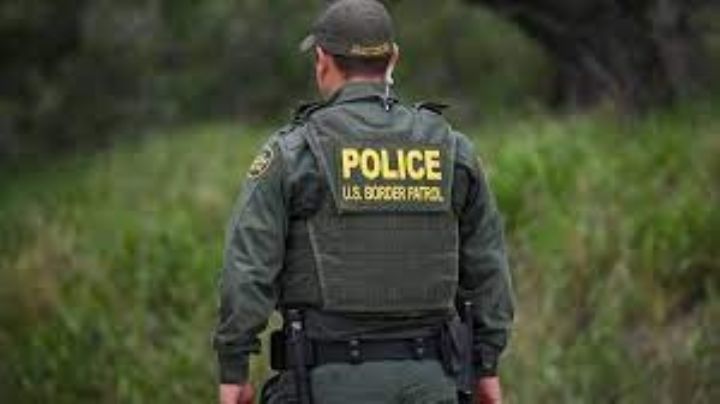 ¡Por racistas!  despiden a agentes fronterizos por burlarse de migrantes