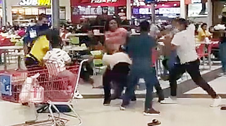 VIDEO: Arañazos, golpes y hasta mordidas; se dan con todo por quedarse con una mesa