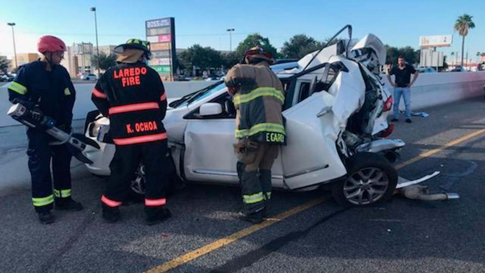 En este auto compacto viajaban una dama y una niña la tarde del lunes frente al Mall del Norte por el Express Way; ambas fueron hospitalizadas, la menor aún más grave.