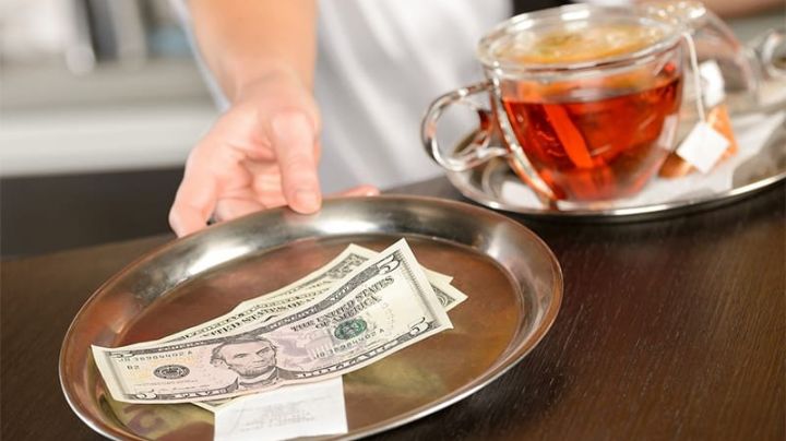 ¿Y la propina, apá? Restaurante en Tijuana obliga a dejar mil pesos por el servicio