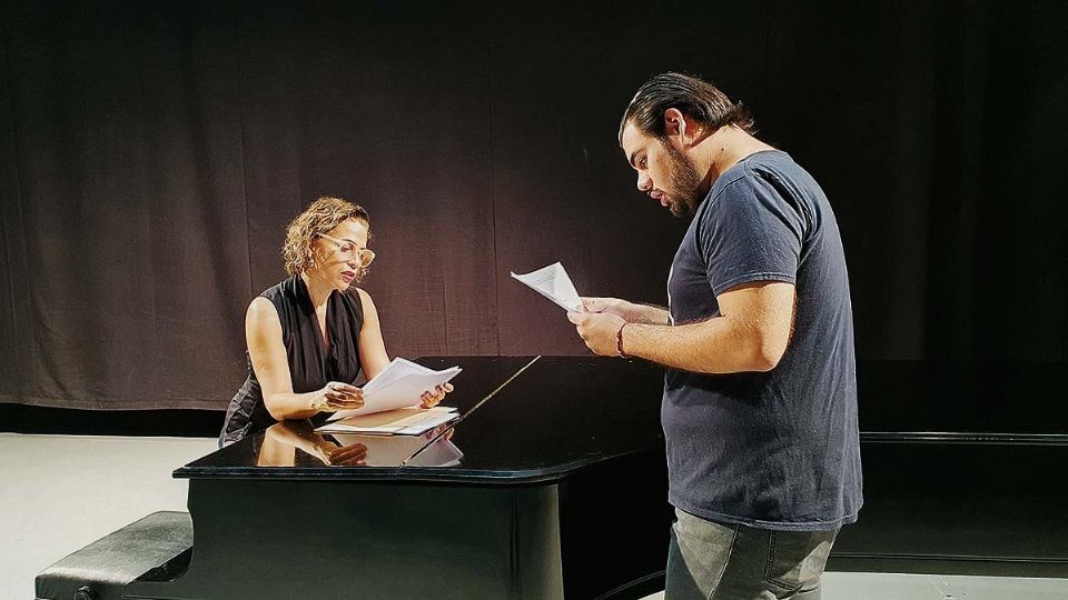 Azucena Rojas y Heriberto Jiménez durante el ensayo de la puesta en escena