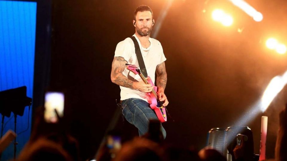 La fan subió al escenario e intentó abrazar al vocalista de la banda Maroon 5