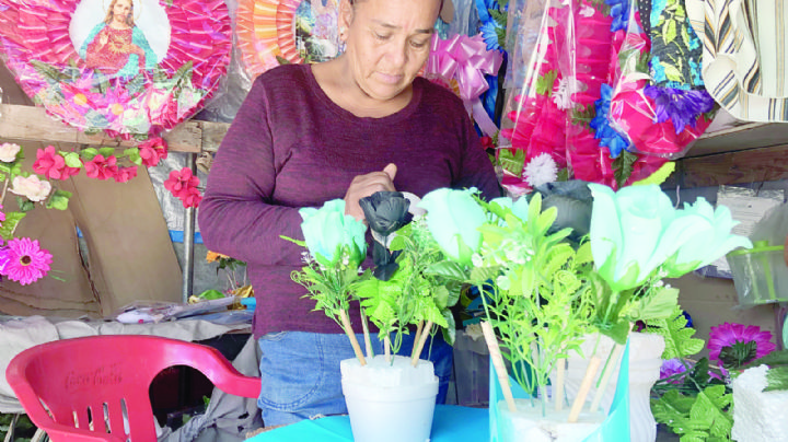 Por Día de Muertos, vuelve ‘vida’ a los panteones de Nuevo Laredo