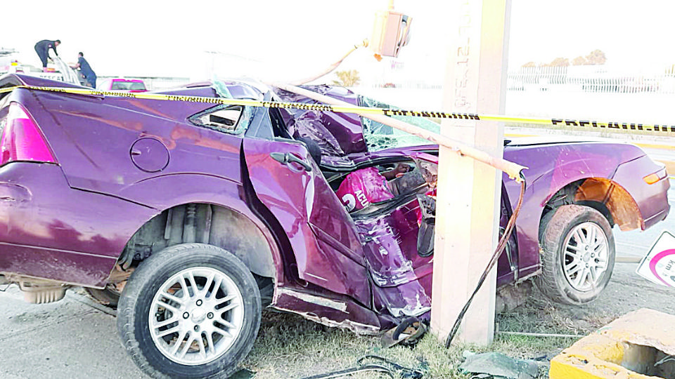 El carro quedó abrazado del poste y su conductor muerto en forma instantánea.