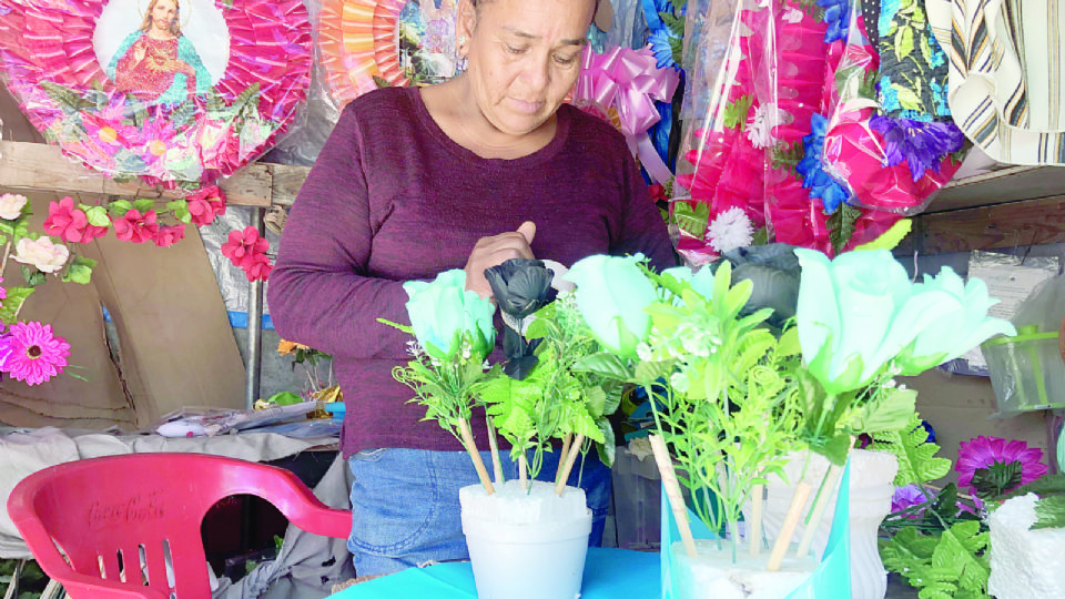 Lorena García tiene 13 años ofreciendo sus productos, principalmente arreglos florales artificiales.