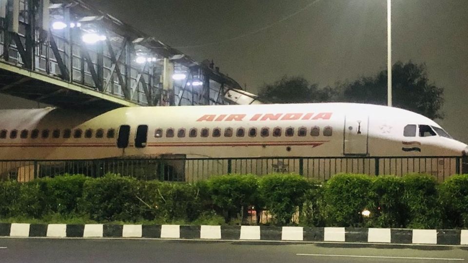 Un enorme avión había dejado perplejos a los conductores que transitaban por la autopista de Delhi