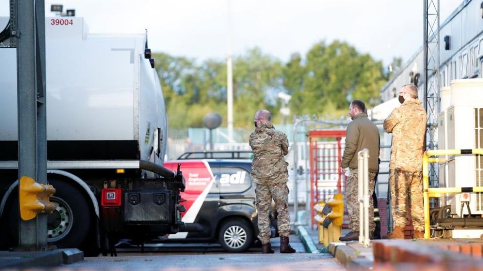 El uso de las fuerzas militares responde a la falta de conductores especializados para manejar los camiones cisterna de gasolina