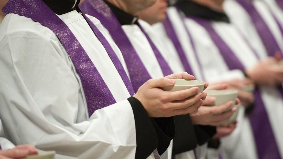 Se encontró evidencia contra 2.900 abusadores y 3.200 abusadores, de un total de 115.000 sacerdotes y otros clérigos.