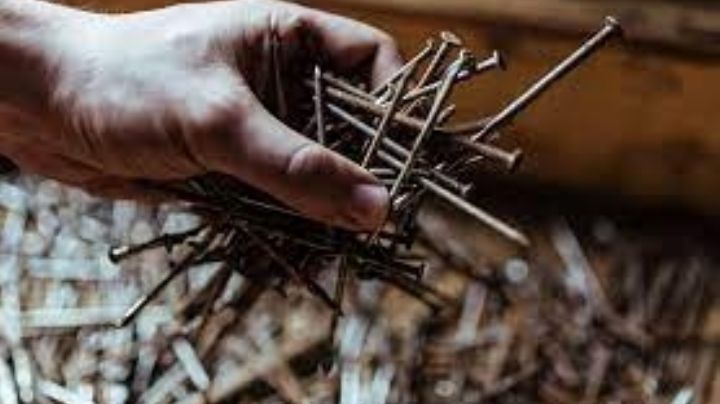 Extraño caso: Médicos encuentran un kilo de clavos y tornillos en estómago de paciente