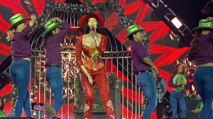 Angela Aguilar ganadora del titulo "Artista Femenina del Año", Ve su increíble presentación.