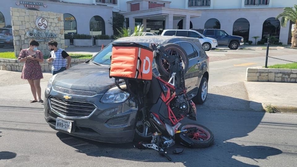 Un joven motociclista no respetó el semáforo y se estampó contra una camioneta