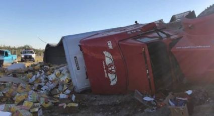 Vuelca en Sabinas trailer con una carga de agua mineral en la Carretera a Laredo